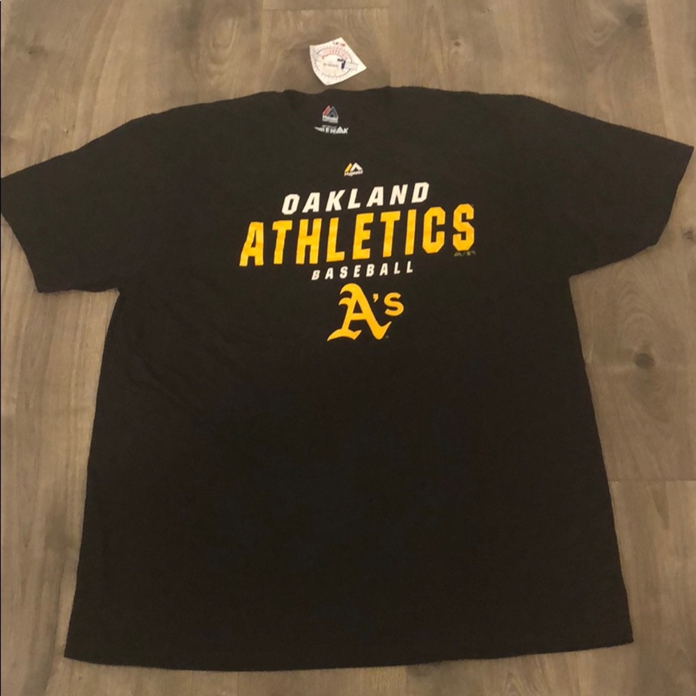 NWT Men’s Oakland Athletics T-Shirt
